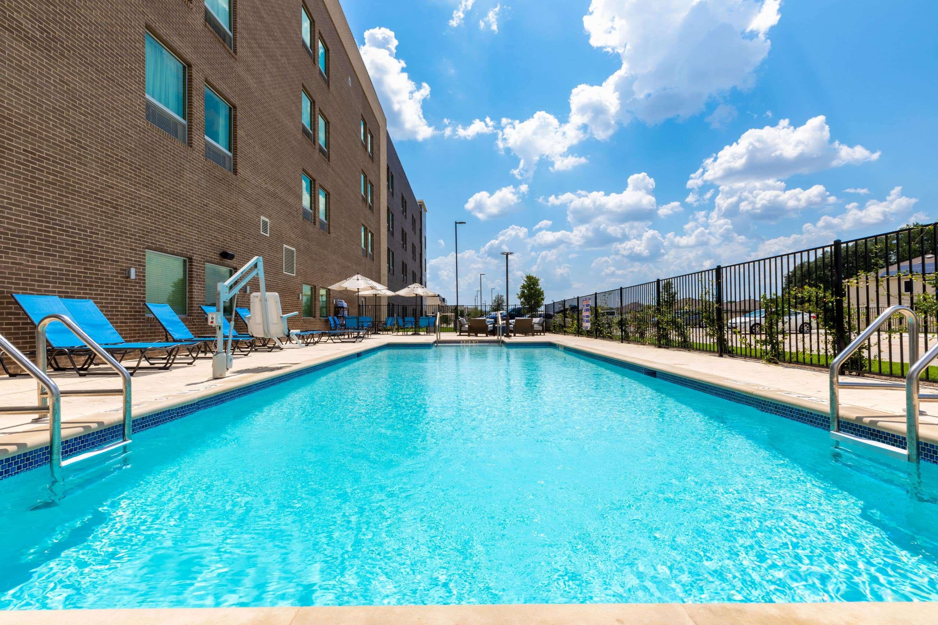 La Quinta Inn & Suites By Wyndham Round Rock Near Kalahari Exterior photo