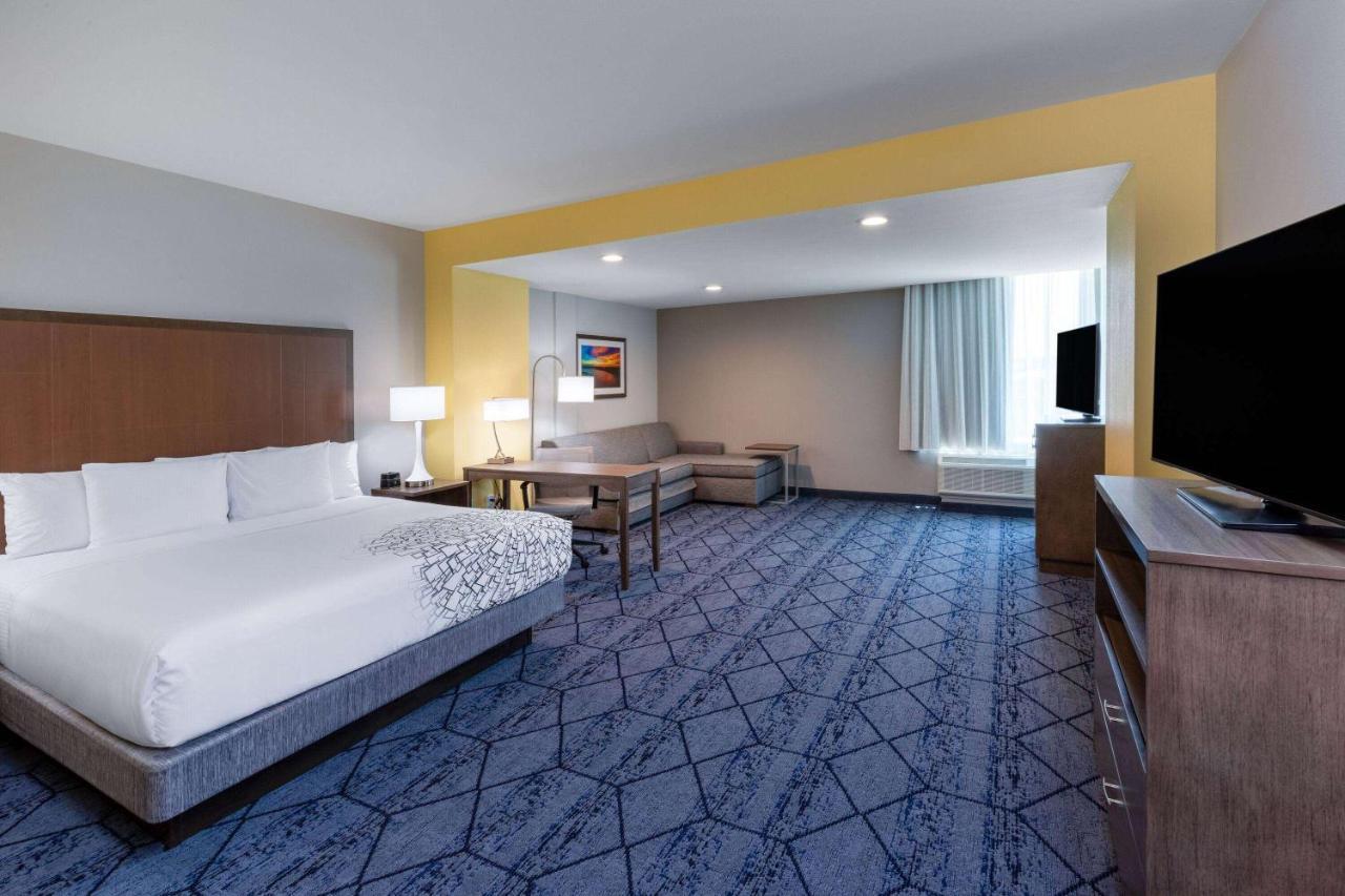 La Quinta Inn & Suites By Wyndham Round Rock Near Kalahari Exterior photo