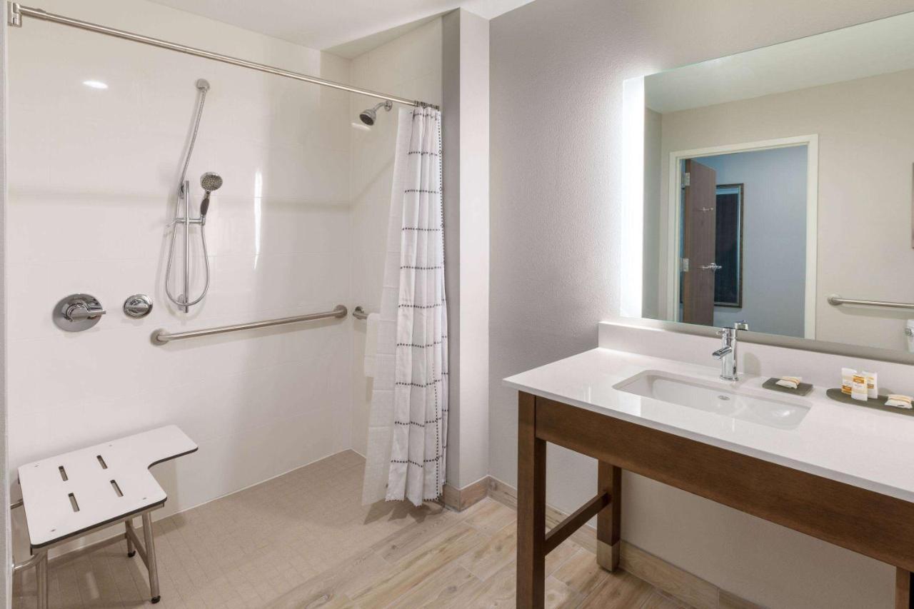 La Quinta Inn & Suites By Wyndham Round Rock Near Kalahari Exterior photo